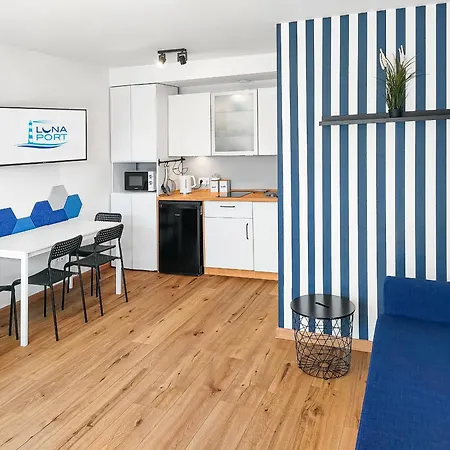 Luna Port W Rowach *